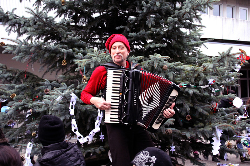 Julenissen Teddy Ring synger og spiller til Hotel Harmoniens juletræsfest